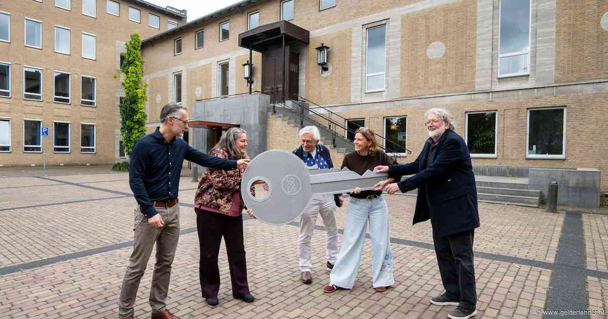 Kunstenaars krijgen de sleutels van het gemeentehuis, kantoren veranderen in ateliers voor 180 euro per maand