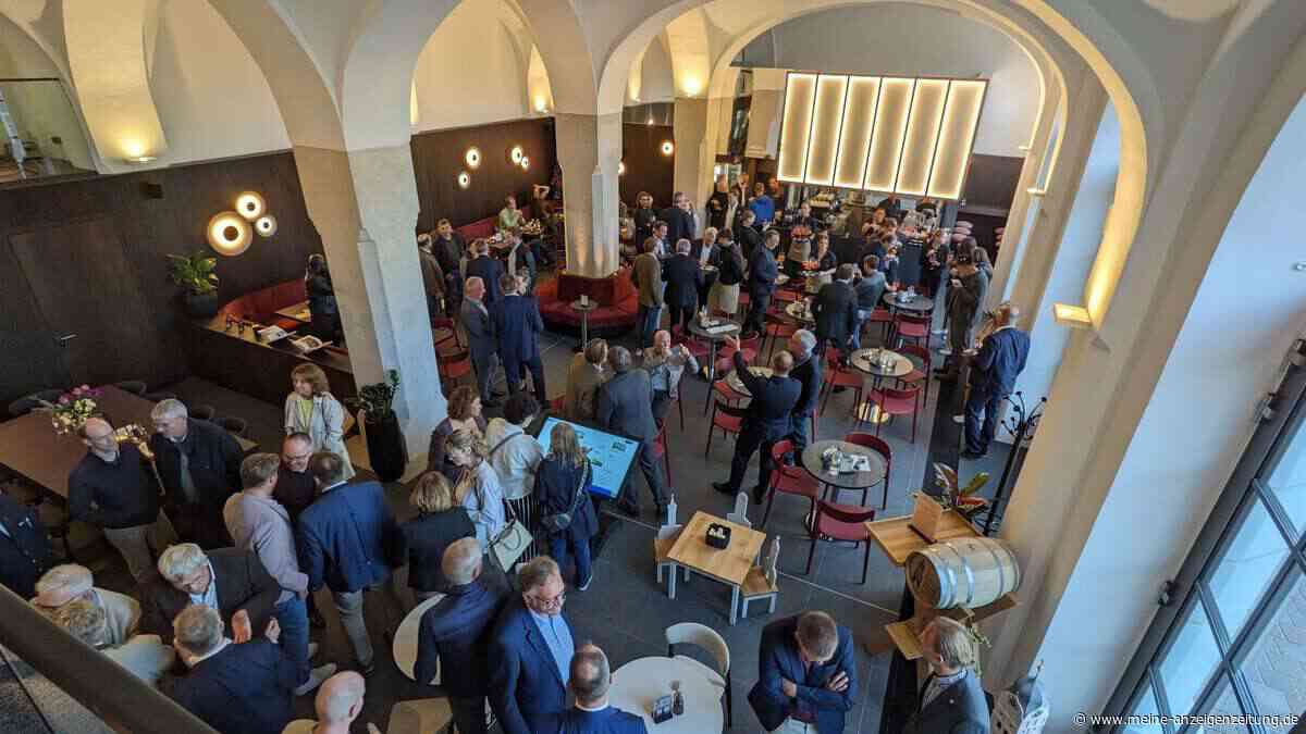 Aus Bank wird Restaurant und Tourist-Info
