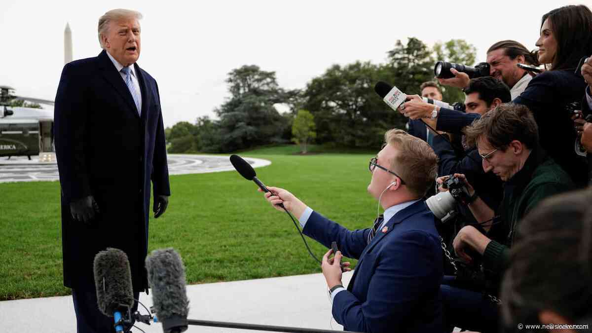 Trump moet geweerde media van rechter weer toelaten in Witte Huis