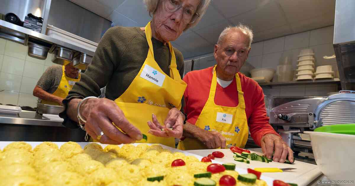 Jan (74) kookte thuis altijd, maar dat ging niet meer. Hier krijgt hij wel een schort om: ‘Het zijn de gouden randjes’