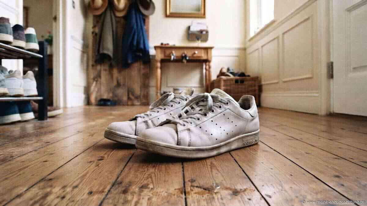 Darum gehört Toilettenpapier um jeden weißen Schuh