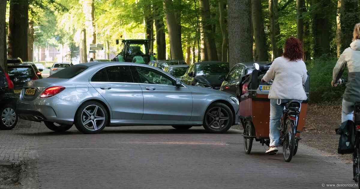 Hoe dit vredige dorp tijdens schooltijd volloopt met ronkende auto’s: ‘Zelfs oudere kinderen gaan niet met de fiets’