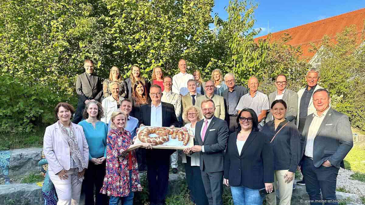 Caritas übergibt Mehrgenerationenhaus Taufkirchen mit Laugengebäck-Schlüssel