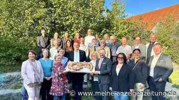 Caritas übergibt Mehrgenerationenhaus Taufkirchen mit Laugengebäck-Schlüssel