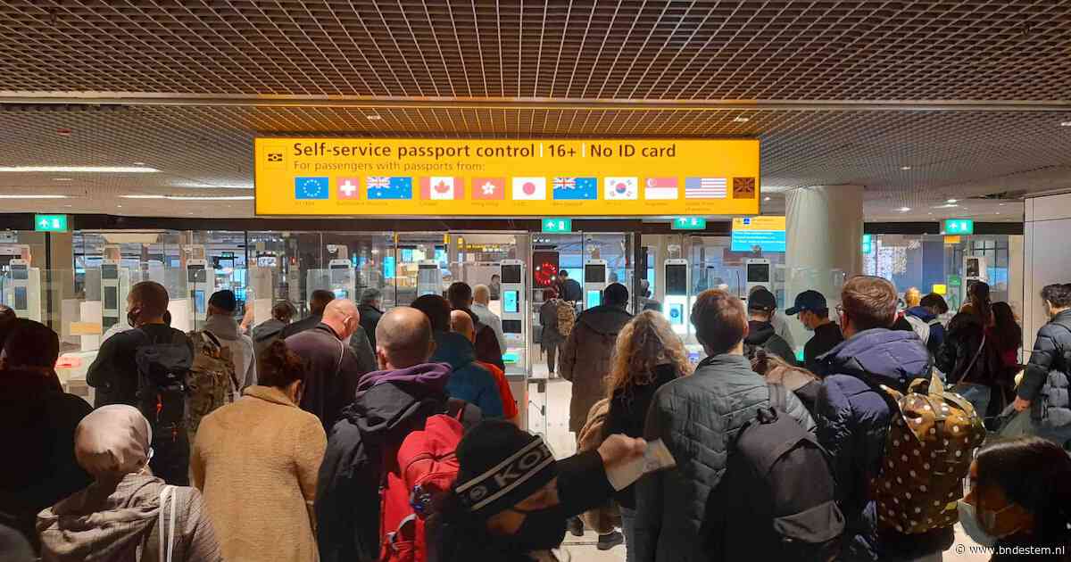 Urenlang wachten, gemiste vluchten en schade voor maatschappijen: wachtrijchaos bij grenscontroles op Schiphol is ‘kritiek’
