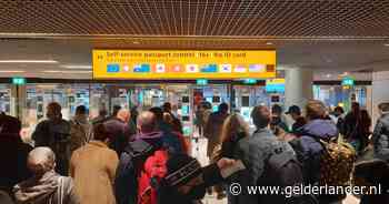 Wachtrijchaos bij grenscontroles op Schiphol is ‘kritiek’: ‘Passagiers moeten urenlang wachten, dat is onacceptabel’