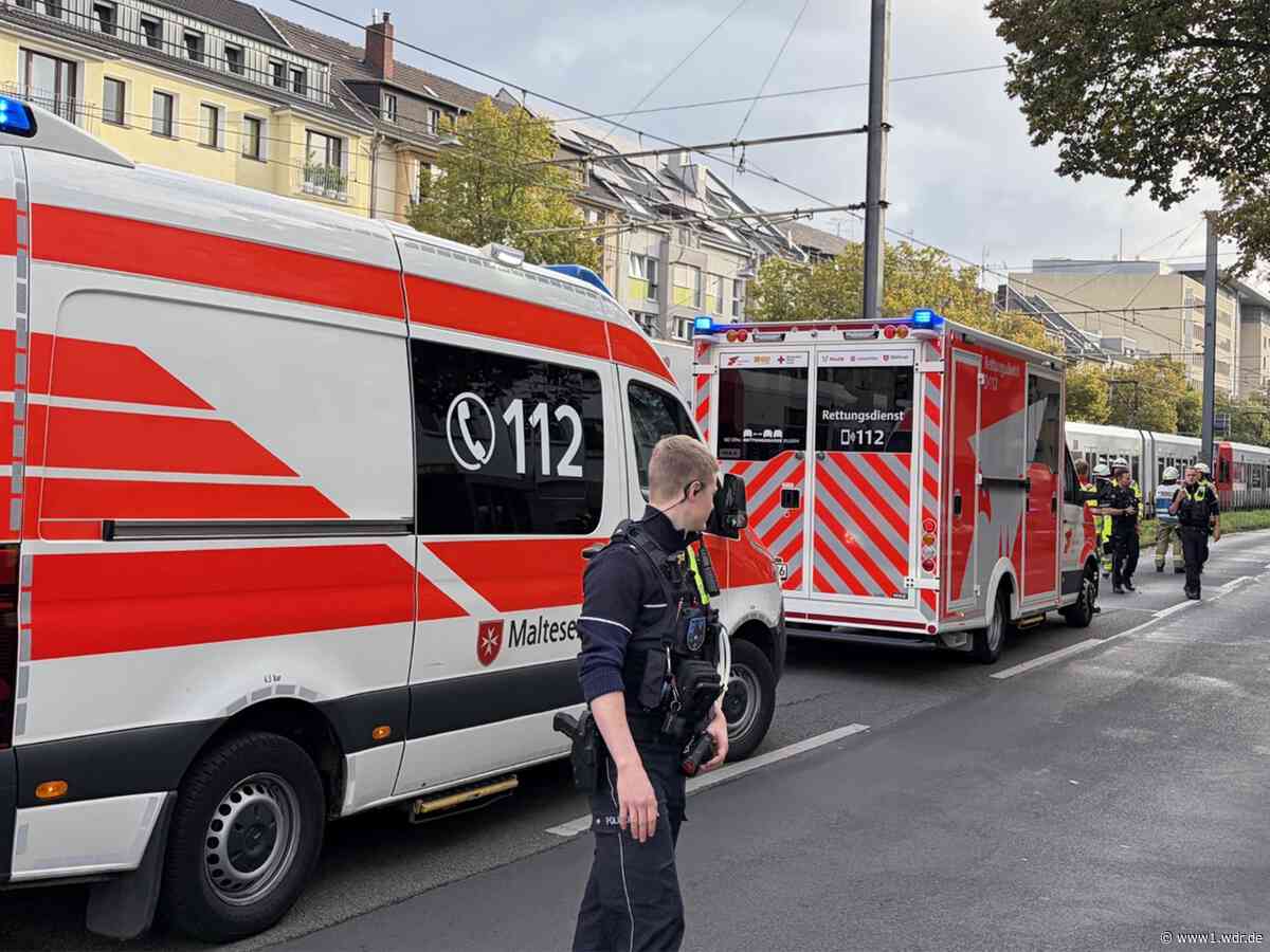 Mann beim Überqueren der Straße von KVB-Bahn erfasst