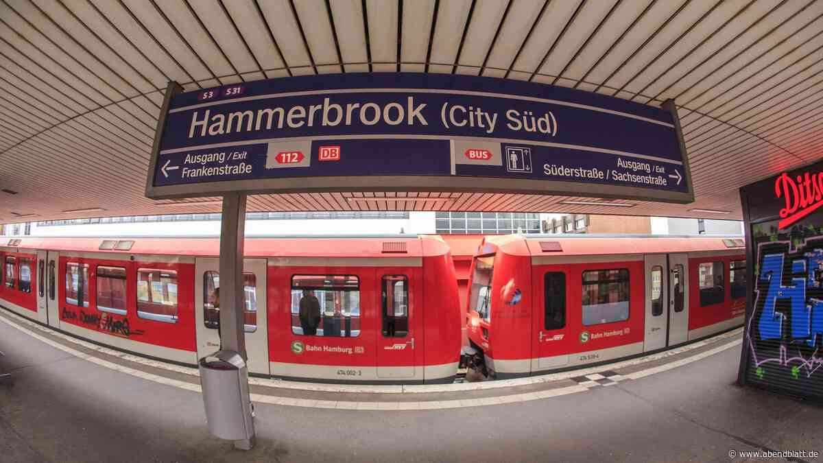 Im laufenden Bahnbetrieb: 47-Jähriger riskiert sein Leben für einen Blumenstrauß