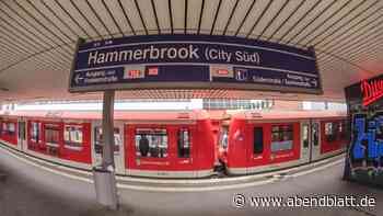 Im laufenden Bahnbetrieb: 47-Jähriger riskiert sein Leben für einen Blumenstrauß