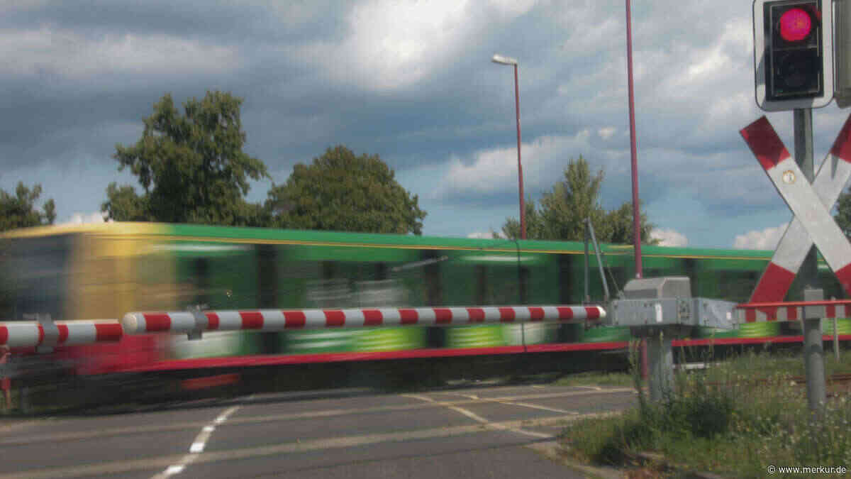 Tödlicher Unfall an Bahnübergang in Bayern: Frau wird von Zug erfasst und stirbt