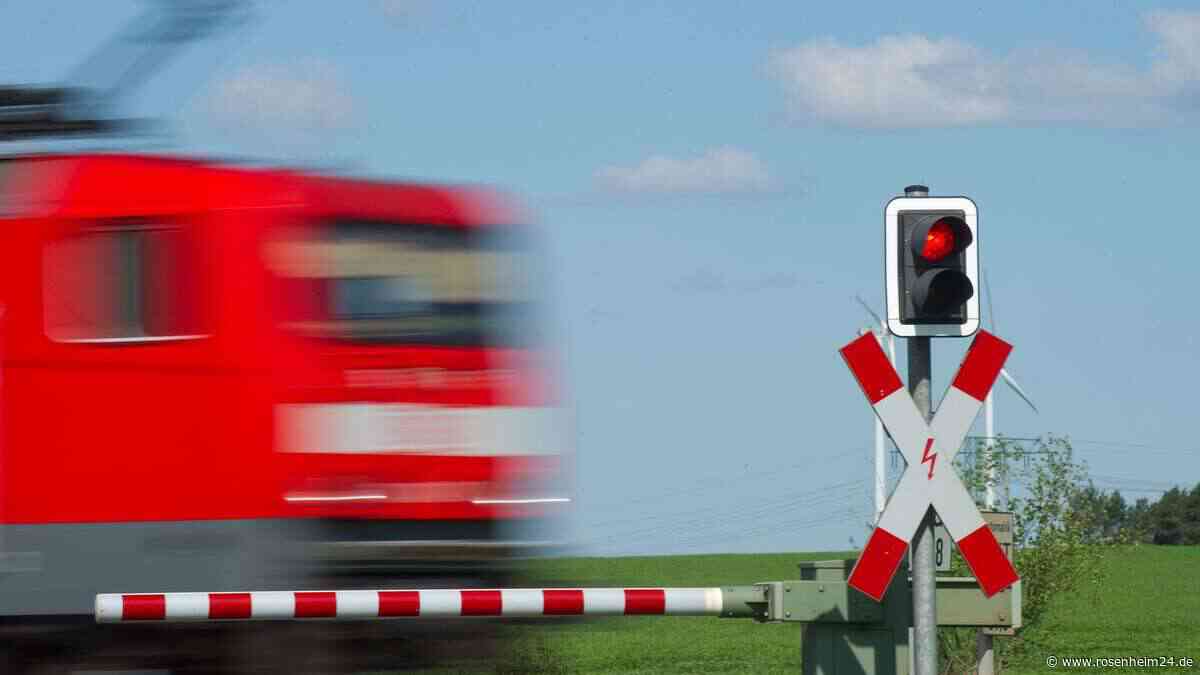 Tödlicher Bahnunfall in Niederbayern: Seniorin (†83) von Zug erfasst