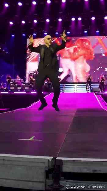 Everybody on the floor 🔥🌎 #show #pitbull #mrworldwide #onthefloor