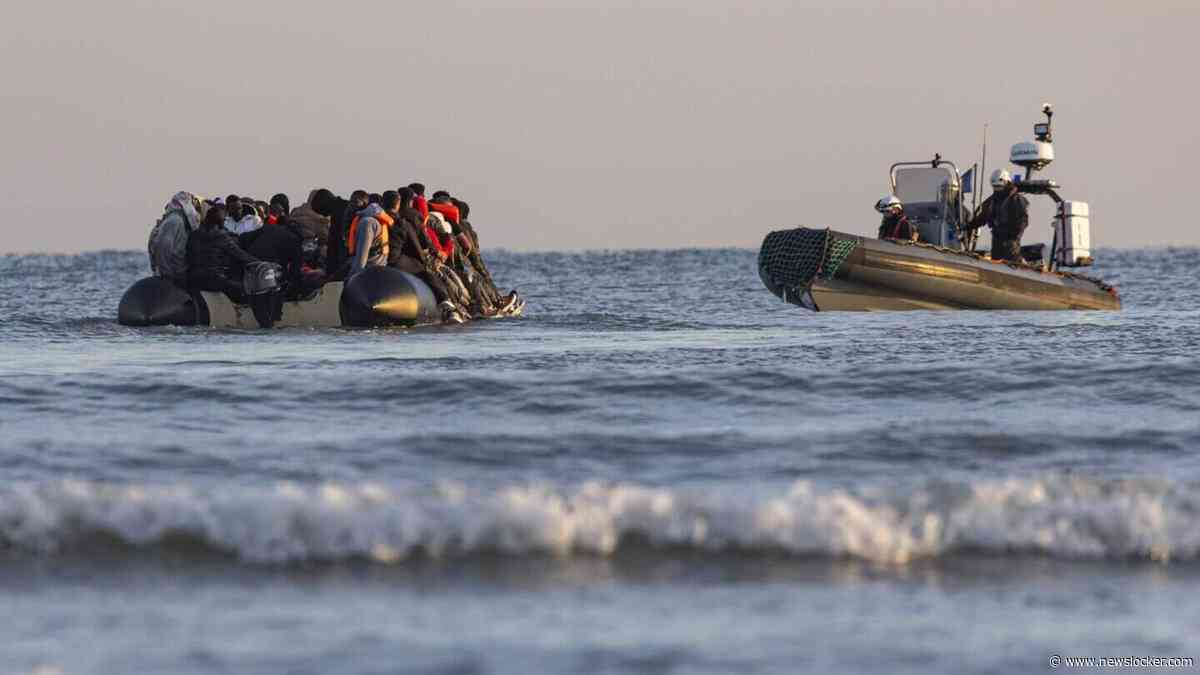 Britse politie pakt man op voor vernielen migrantenboot op het Kanaal