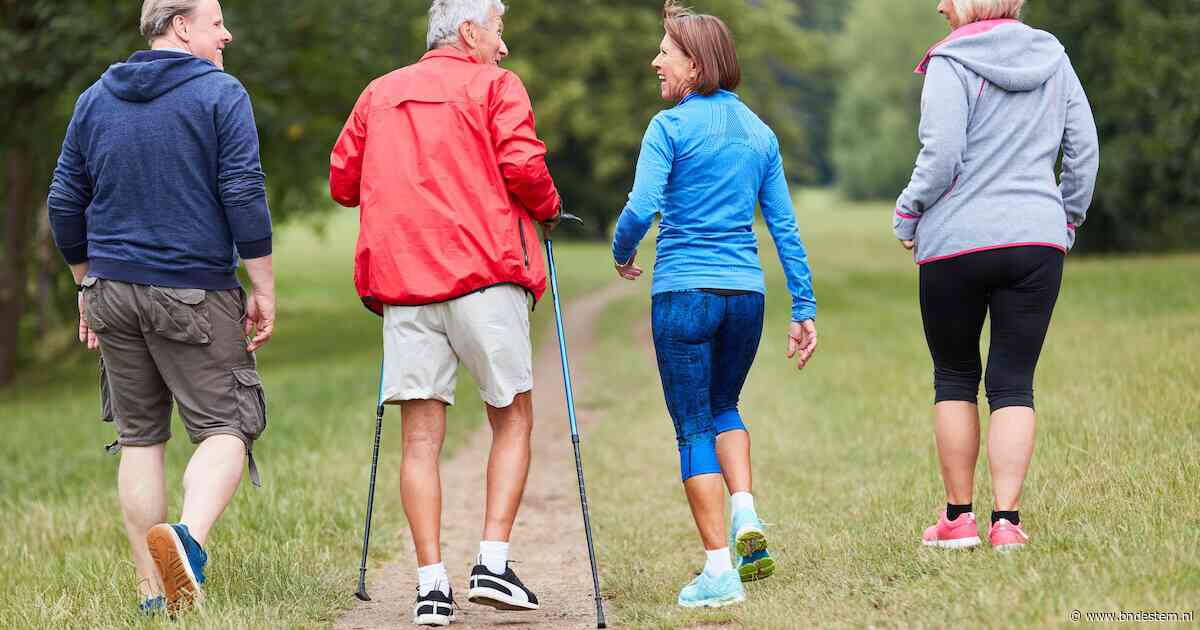 Thor Roosendaal houdt herfstwandeling voor Nordic Walking-lopers in Wouwse Plantage