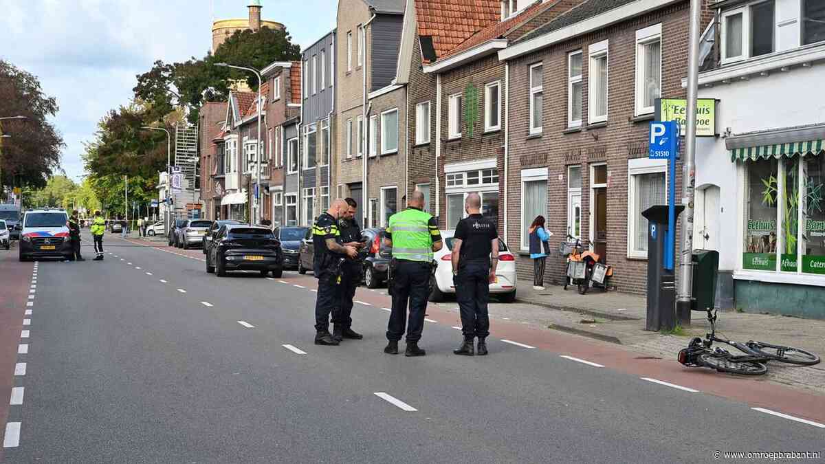 Fietser valt en botst daarna met auto in Breda, zwaargewond naar ziekenhuis