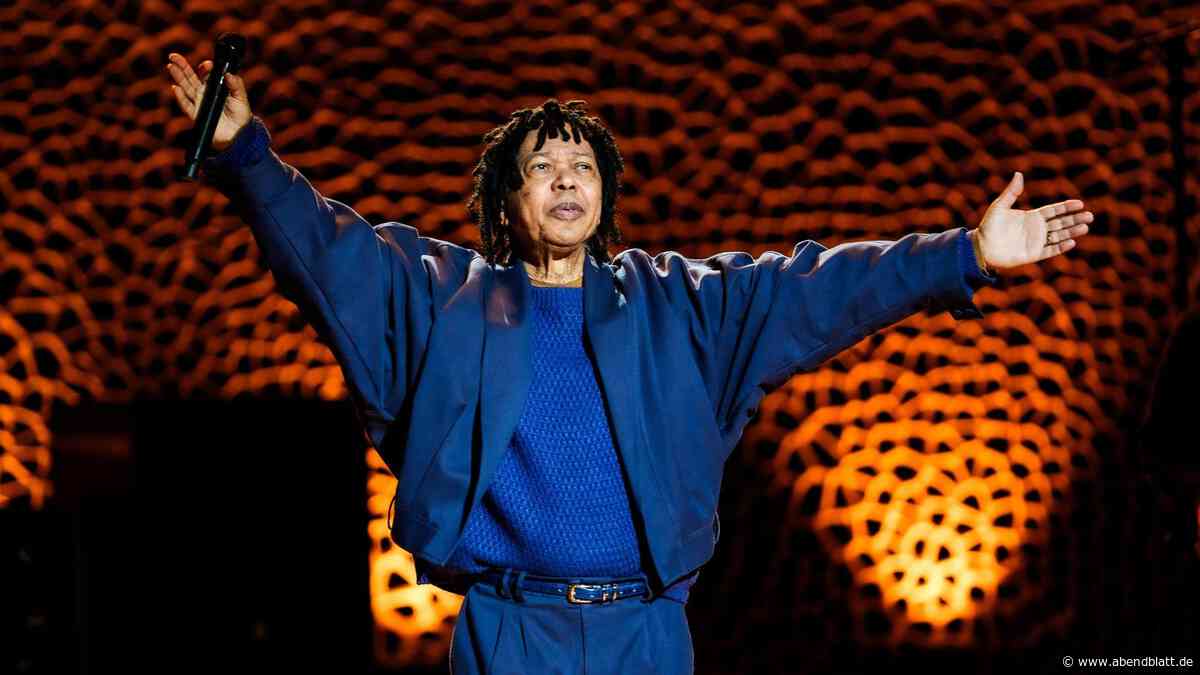 Brasiliens Superstar Djavan in der Elbphilharmonie: Fans stürmen von den Rängen