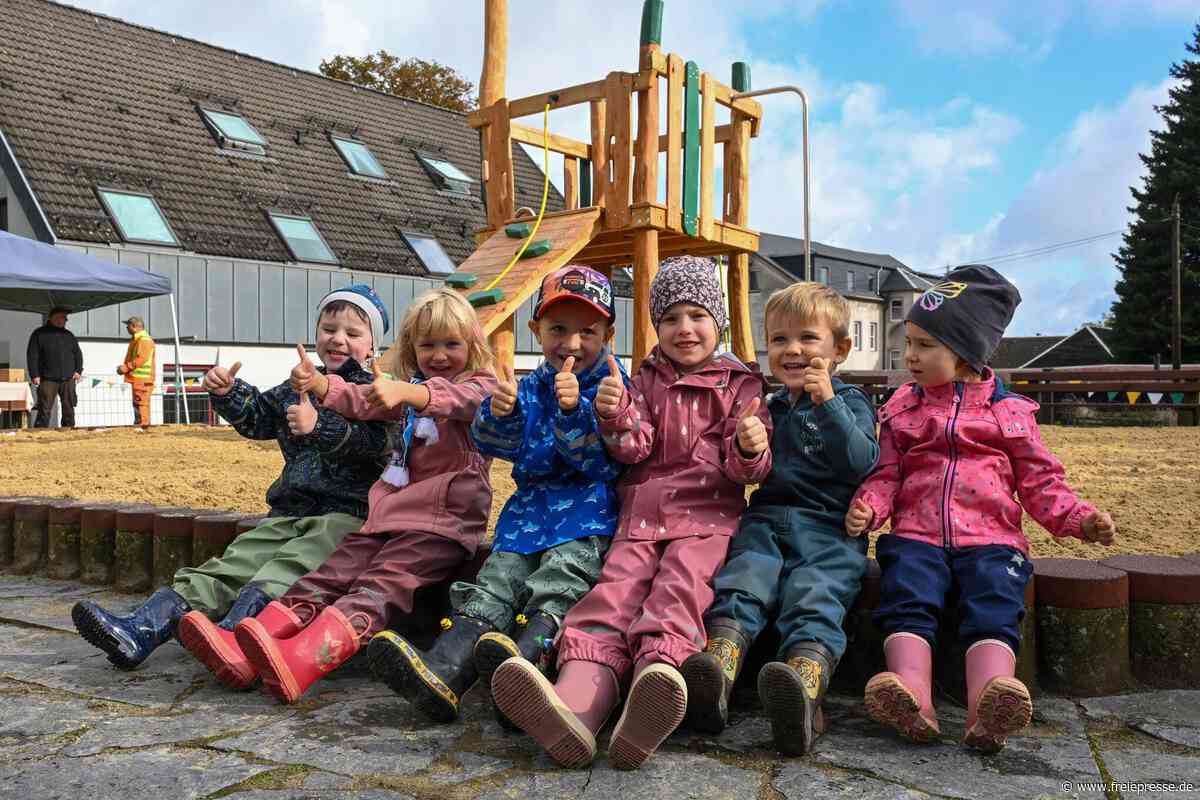 Ab auf den Spielplatz: Vor dem Tauraer Rathaus kann wieder geklettert werden