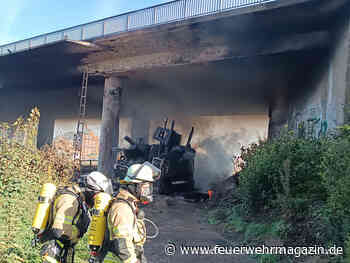 Feuerwehr löscht Lkw aus sicherer Entfernung