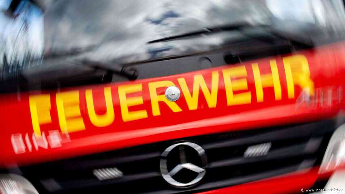 Dachstuhl von Reihenhaus in Traunreut in Flammen – Einsatzkräfte verhindern Schlimmeres