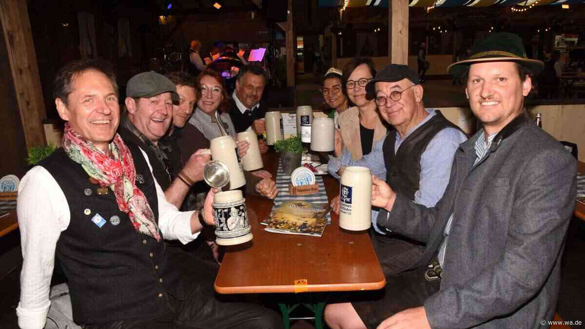 Fernab der Promi-Zelte: „Rosenheim-Cops“-Star besucht Oktoberfest – „Gespaltenes Verhältnis zur Wiesn“