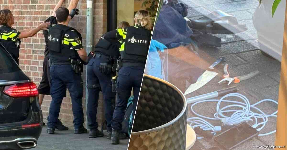 Man eist 30.000 euro, dreigt met pistool en heeft gigantisch mes in z’n tas, maar de politie neemt hem niet mee