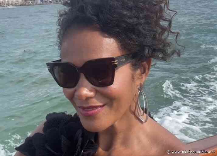 “Le mie rughe? Non faccio botox, do i besos. Trent’anni da Miss Italia sono passati in fretta. Mi stupisce che debba giustificarmi per il colore della mia pelle”: parla Denny Mendez