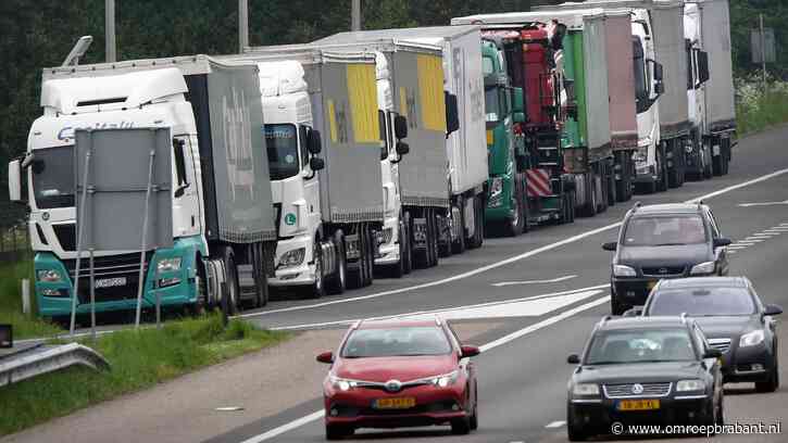 Vrachtwagens op de vluchtstrook: Rijkswaterstaat pakt het aan met paaltjes