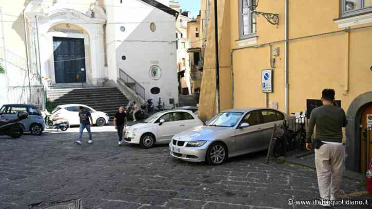 Ragazza di 20 anni accoltellata alle spalle da uno sconosciuto in centro a Salerno: è caccia all’aggressore