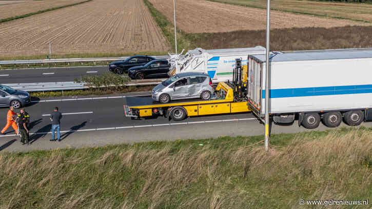 Auto zwaar beschadigd na botsing met vrachtwagen op snelweg