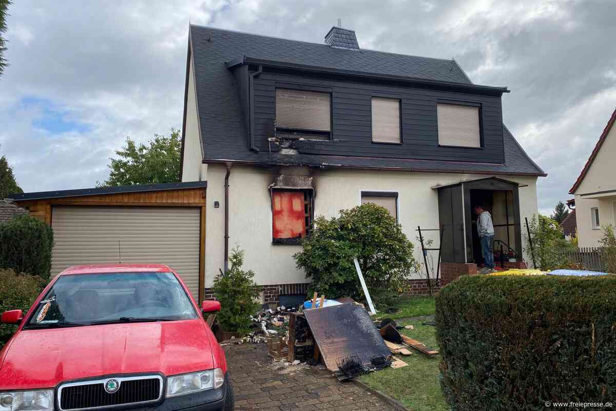 Einfamilienhaus-Brand in Niederwiesa: Polizei rätselt noch über Ursache des Feuers
