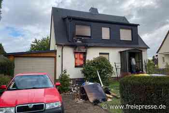 Einfamilienhaus-Brand in Niederwiesa: Polizei rätselt noch über Ursache des Feuers