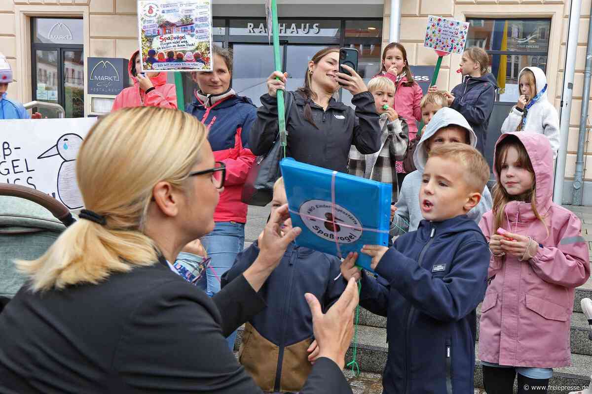 2700 Unterschriften an Zwickauer OB überreicht: Eltern und Kinder fordern Erhalt von Kita