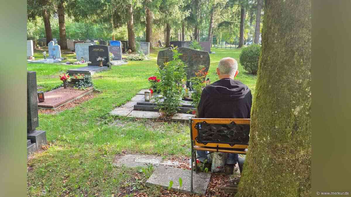 „Wir sitzen hier bei unserem Sohn“: Trauernde bestürzt – Stadt entfernt Bänke von Waldfriedhof