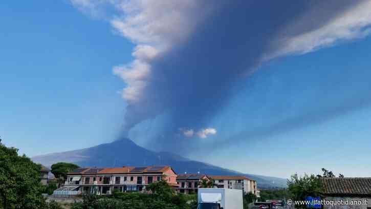 Etna, nube di cenere alta 4 km. Ancora problemi all’aeroporto di Catania: ridotto il numero di atterraggi