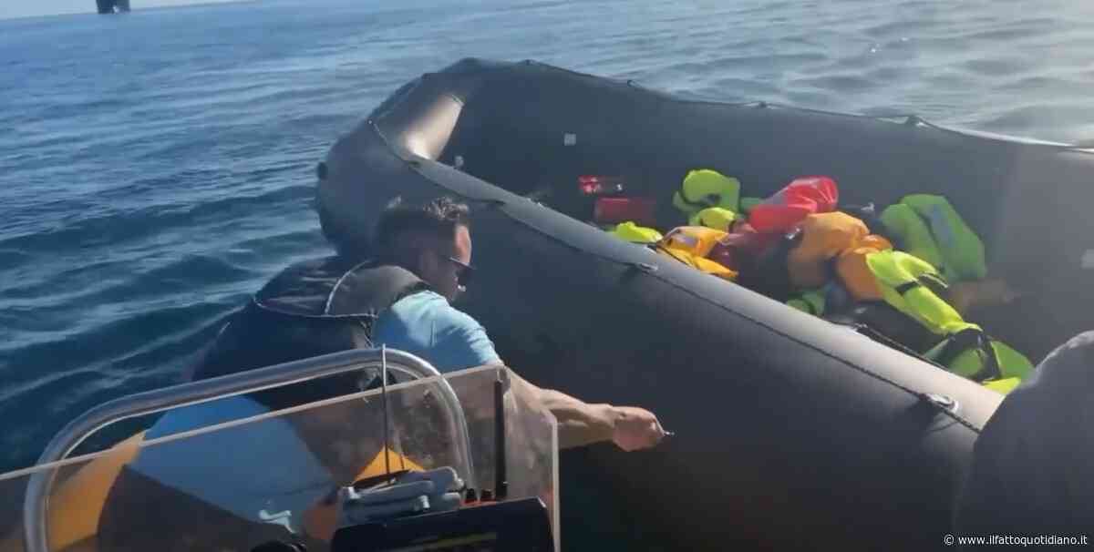 Squarcia il gommone per il salvataggio dei migranti in diretta su YouTube: arrestato l’attivista di estrema destra Danny Tommo