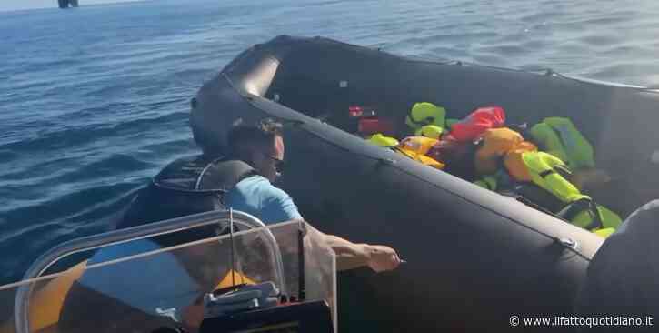 Squarcia il gommone per il salvataggio dei migranti in diretta su YouTube: arrestato l’attivista di estrema destra Danny Tommo