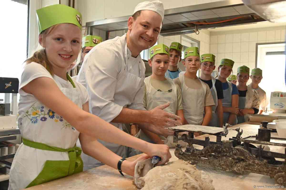 So entsteht „Brot für die Welt“: Was Konfirmanden aus Mittweida in der Backstube machen