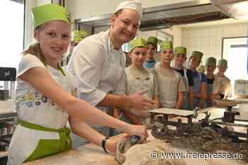 So entsteht „Brot für die Welt“: Was Konfirmanden aus Mittweida in der Backstube machen