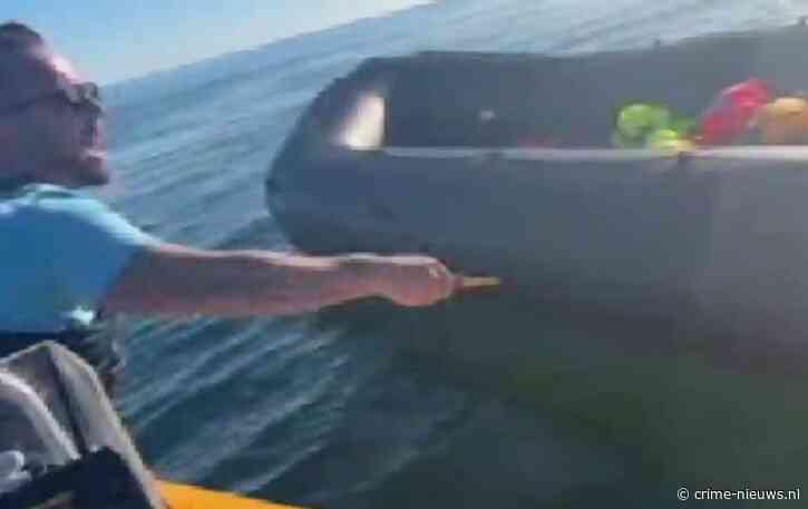 Britse anti-migratieactivist opgepakt na leksteken rubberboot tijdens livestream