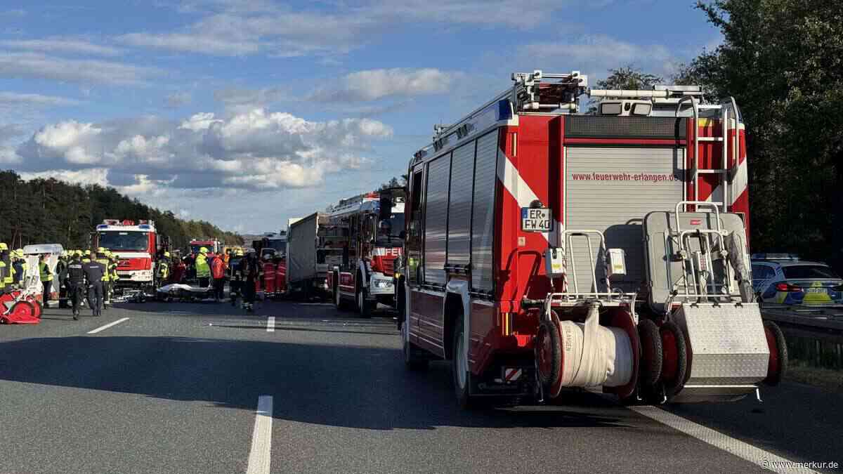A3 total gesperrt: Schwerer Unfall mit Sattelzug – Rettungshubschrauber landet – Gaffer behindern Verkehr