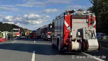 A3 total gesperrt: Schwerer Unfall mit Sattelzug – Rettungshubschrauber landet – Gaffer behindern Verkehr