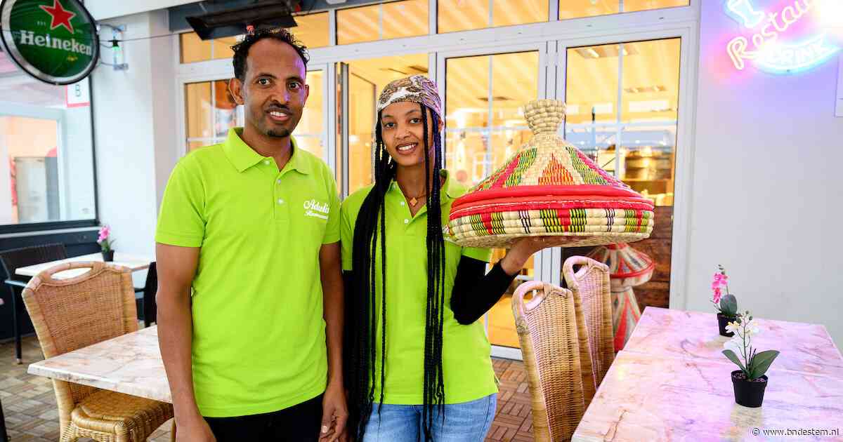 Luchtige bruine pannenkoek vormt de basis van vrijwel alle gerechten uit Eritrea en Ethiopië bij Adulis Roosendaal