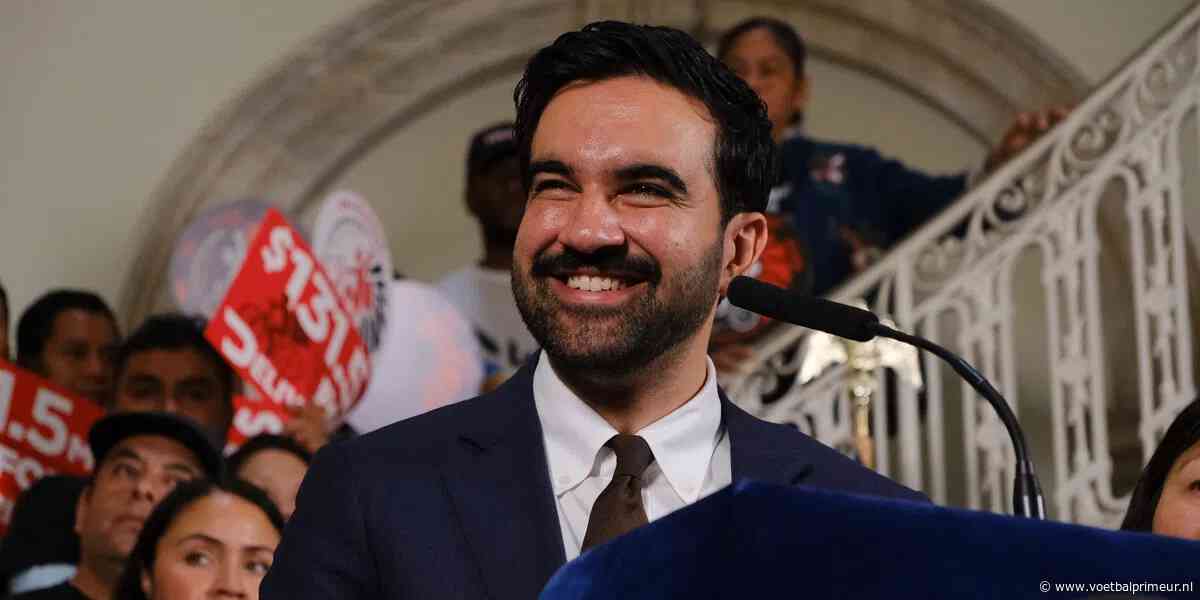 Buitenspel: burgemeester van New York verschijnt met speciaal Ajax-tenue op foto