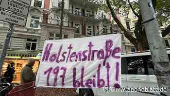 Bewohner des Abrisshauses Holstenstraße protestieren vor Büro des Vermieters