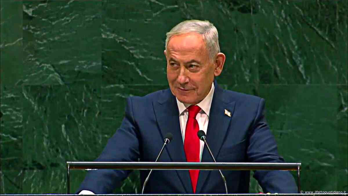Netanyahu parla all’assemblea Onu, l’aula si svuota. Lui: “Codardi. Combattiamo anche per loro”. E alza un cercapersone in aula