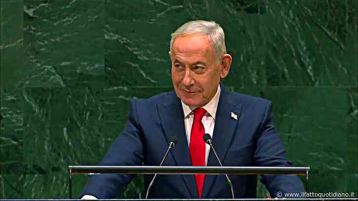 Netanyahu parla all’assemblea Onu, l’aula si svuota. Lui: “Codardi. Combattiamo anche per loro”. E alza un cercapersone in aula
