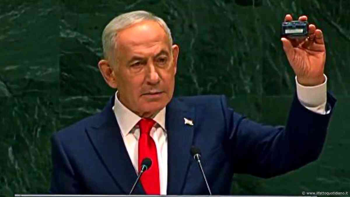 Assemblea Onu, Netanyahu mostra un cercapersone: “Ve li ricordate? Hezbollah se li ricorda eccome”
