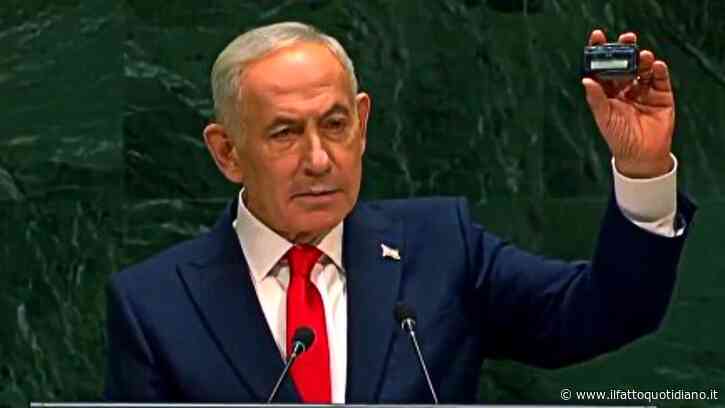 Assemblea Onu, Netanyahu mostra un cercapersone: “Ve li ricordate? Hezbollah se li ricorda eccome”