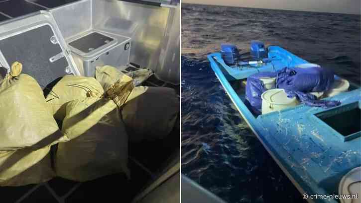 Cocaïne overboord bij achtervolging go fast drugsboot, honderden kilo’s uit water gevist