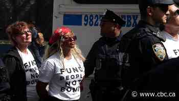 Actors Susan Sarandon, Hannah Einbinder among detained protestors outside Netanyahu's UN speech